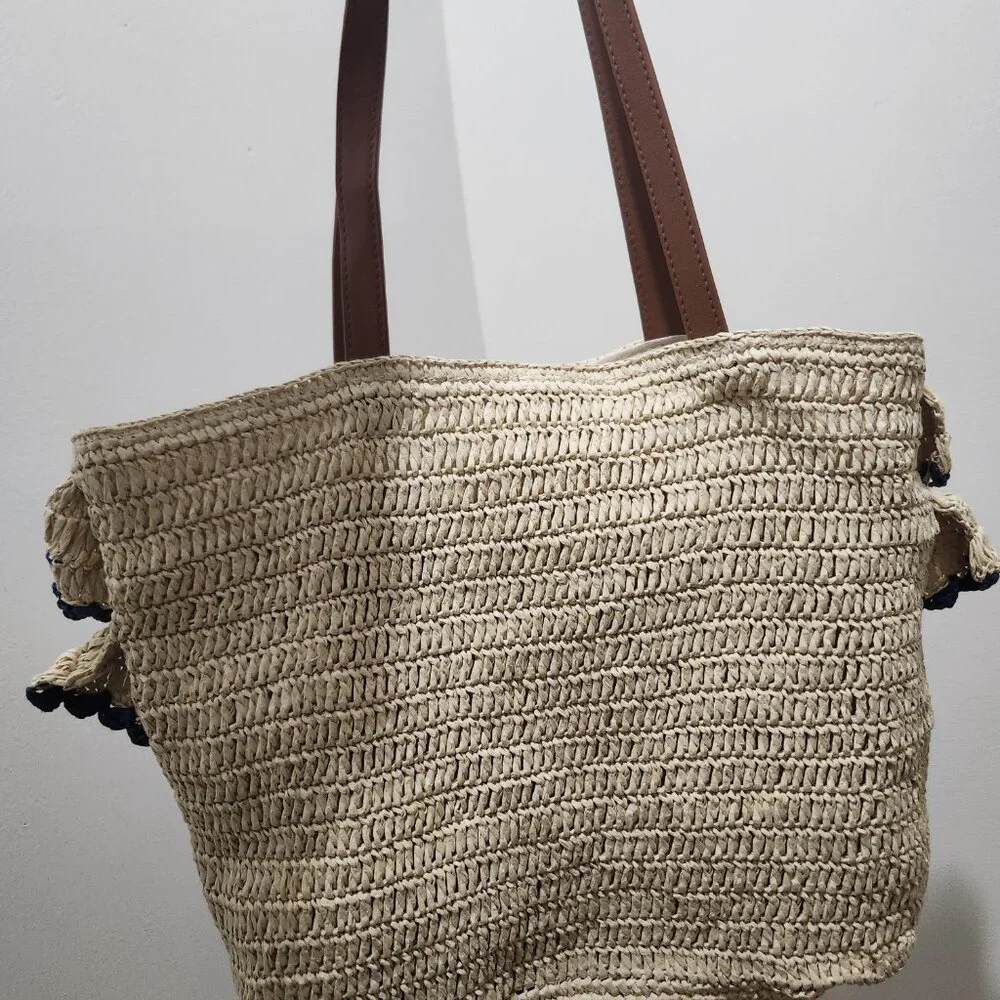 Woven ruffle beach bag! - Picture 4 of 6